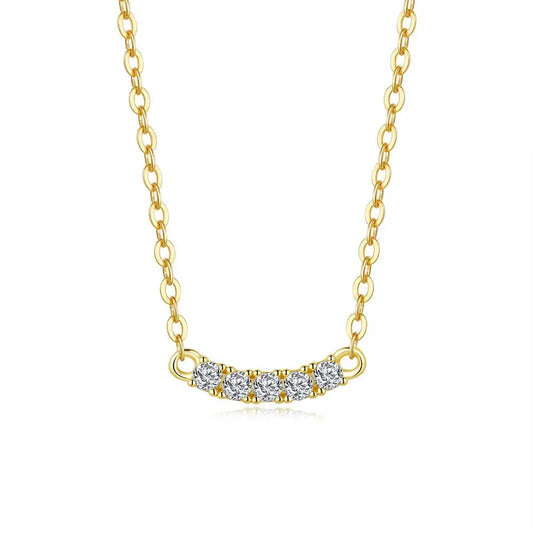 Collier chaîne pendentif cinq pierres en argent plaqué or jaune et diamants sur fond blanc.