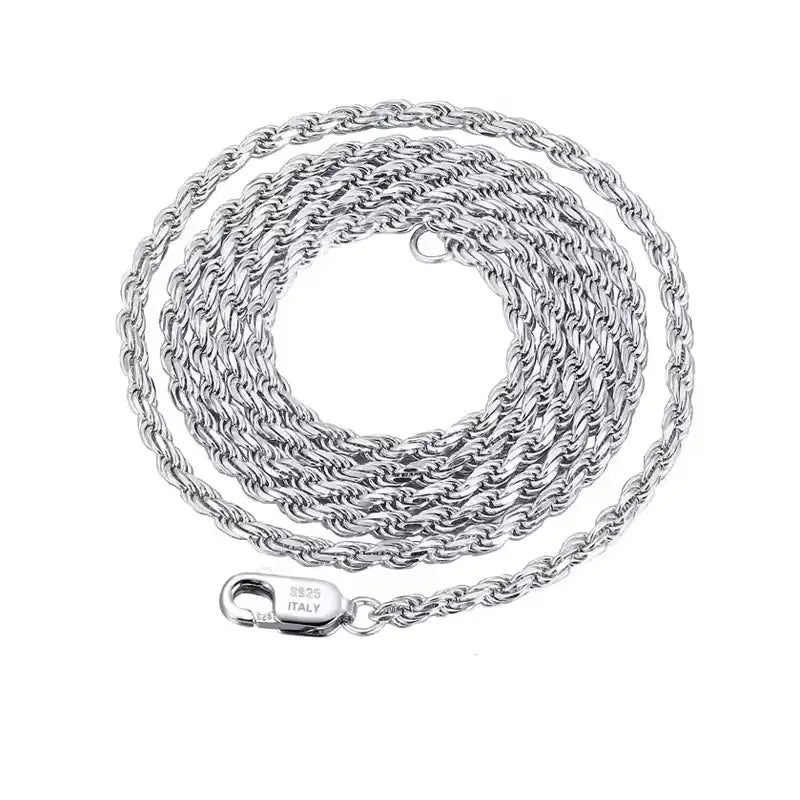 Chaîne torsadée en argent 925 plaqué or blanc enroulée.