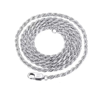 Chaîne torsadée en argent 925 plaqué or blanc enroulée.