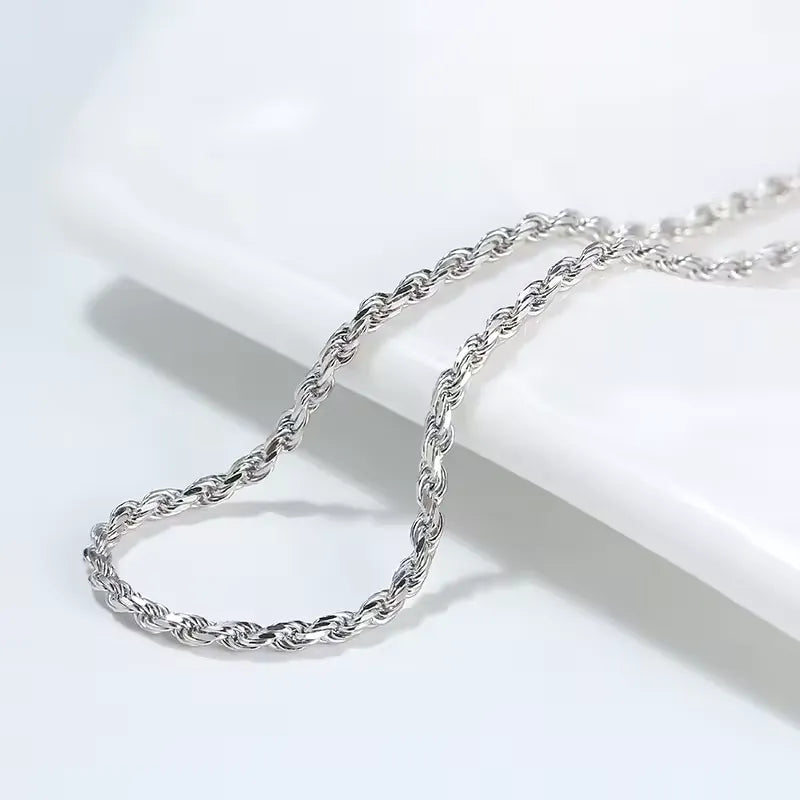 Chaîne torsadée en argent plaqué or blanc vue de proche.