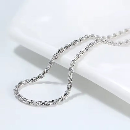Chaîne torsadée en argent plaqué or blanc vue de proche.