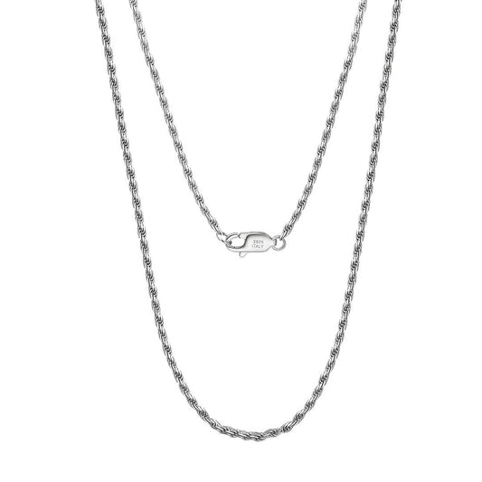 Chaîne torsadée en argent 925 plaqué or blanc sur fond blanc.