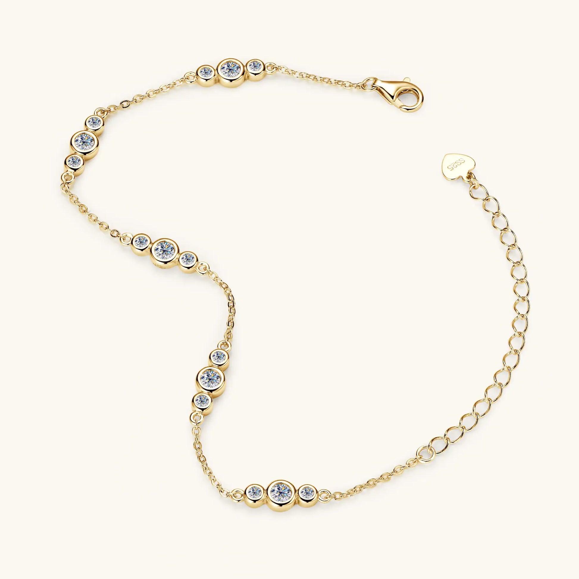 Chaîne triple pierres en or jaune et diamants synthétiques posée.