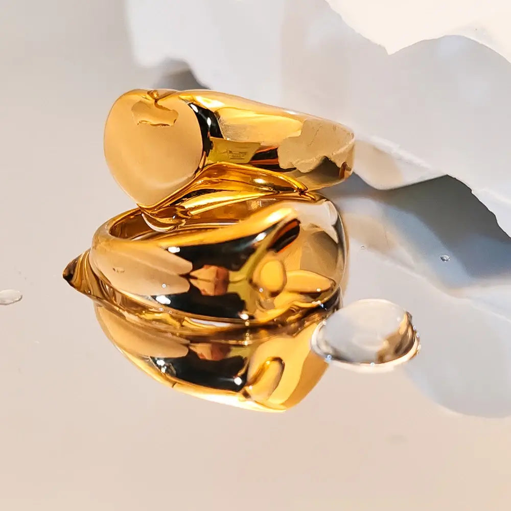 Chevalières cœur doré en acier inoxydable plaqué or jaune vue de côté.