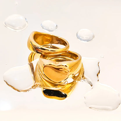 Chevalière cœur doré en acier inoxydable plaqué or jaune vue de front.