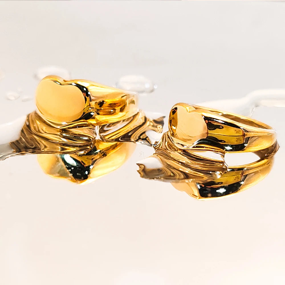 Chevalières cœur doré en acier inoxydable plaqué or jaune à plat.