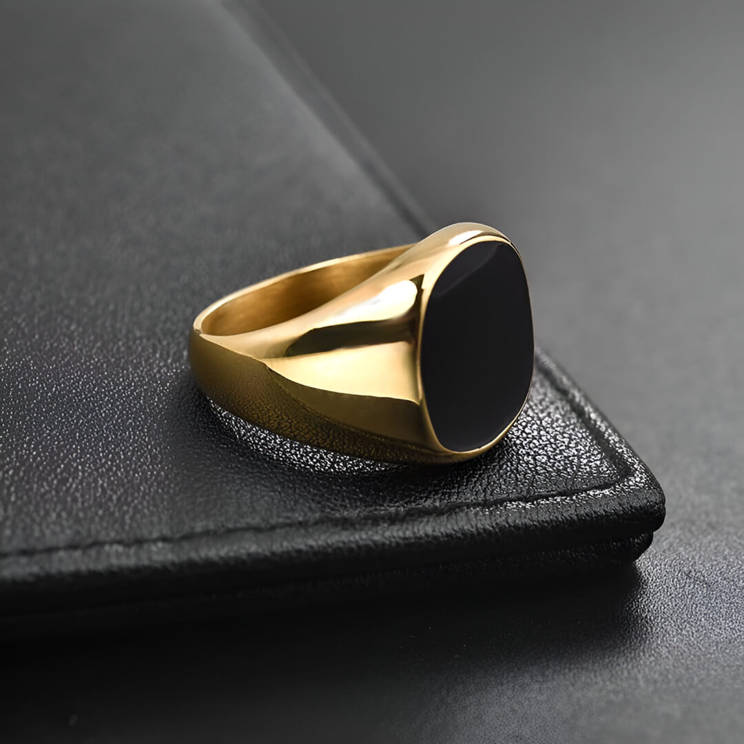 Chevalière imposante homme en acier inoxydable plaqué or jaune 18K et onyx noir serti clos vue de côté.