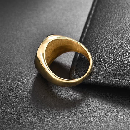 Chevalière imposante homme en acier inoxydable 316L plaqué or jaune 18K raffiné et onyx noir serti clos vue de dos.