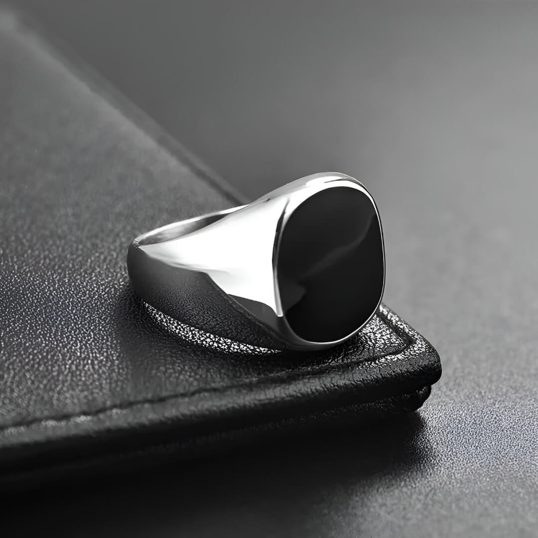Chevalière moderne unisexe Nyx en acier inoxydable plaqué or blanc 18K et onyx de forme elliptique vue de côté.