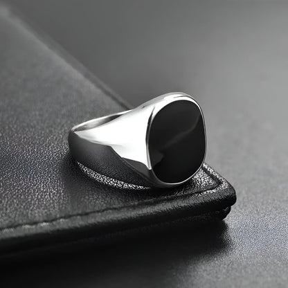 Chevalière moderne unisexe Nyx en acier inoxydable plaqué or blanc 18K et onyx de forme elliptique vue de côté.