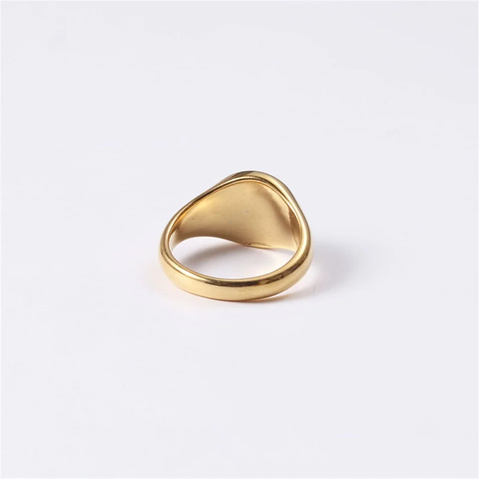 Chevalière pavé arrondi poli en acier inoxydable plaqué or jaune vue de dos.