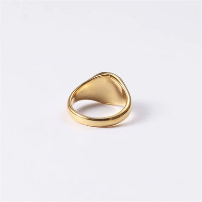 Chevalière pavé arrondi poli en acier inoxydable plaqué or jaune vue de dos.