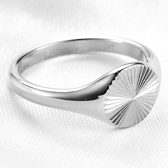 Chevalière pavé arrondi rainuré en acier inoxydable 316L plaqué titane à plat.