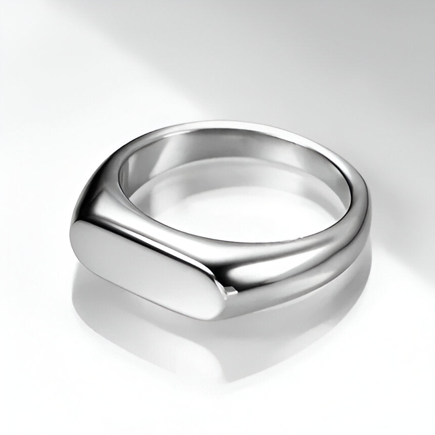 Bague chevalière pavé arrondi en acier plaqué or blanc vue de côté.