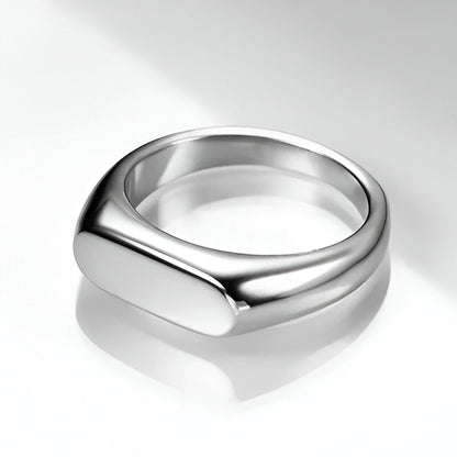 Bague chevalière pavé arrondi en acier plaqué or blanc vue de côté.