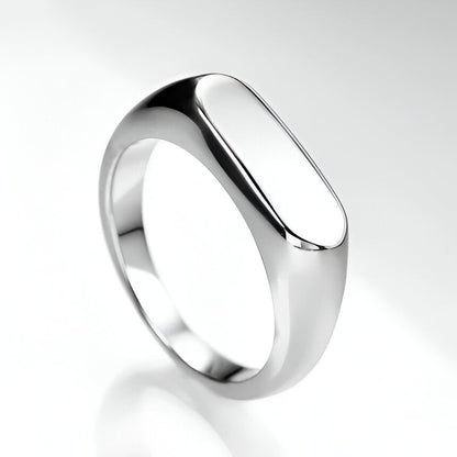 Bague chevalière pavé arrondi en acier plaqué or blanc debout.