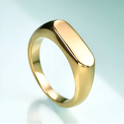 Bague chevalière pavé arrondi en acier plaqué or jaune vue de côté.