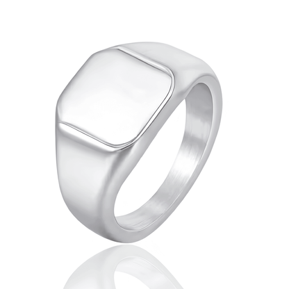 Chevalière pavé cubique poli en acier inoxydable plaqué titane sur fond blanc.