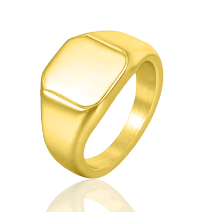 Chevalière pavé cubique poli en acier plaqué or jaune sur fond blanc.