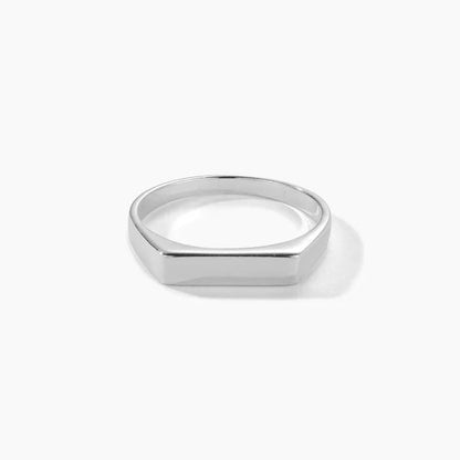 Bague chevalière pavé fin en acier plaqué or blanc vue de face.