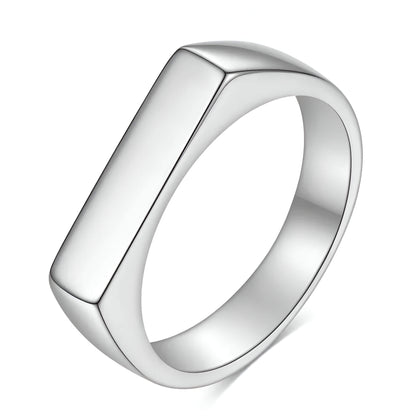 Bague chevalière pavé fin en acier plaqué or blanc sur fond blanc.