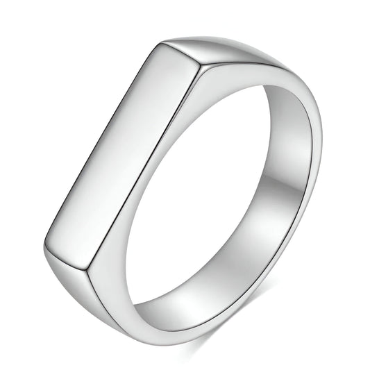 Bague chevalière pavé fin en acier plaqué or blanc sur fond blanc.