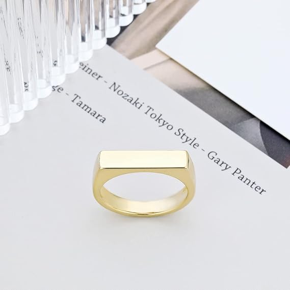 Bague chevalière pavé fin en acier plaqué or jaune debout.