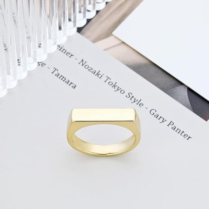 Bague chevalière pavé fin en acier plaqué or jaune debout.