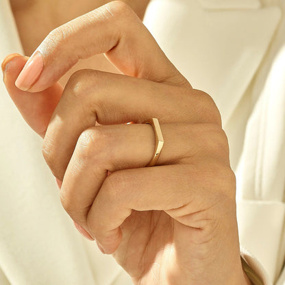 Bague chevalière pavé fin en acier plaqué or jaune portée au doigt 'une femme.
