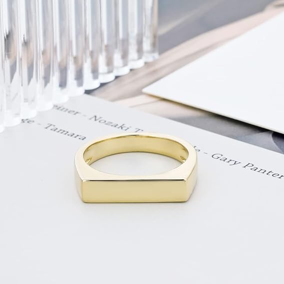 Bague chevalière pavé fin en acier plaqué or jaune vue de face.