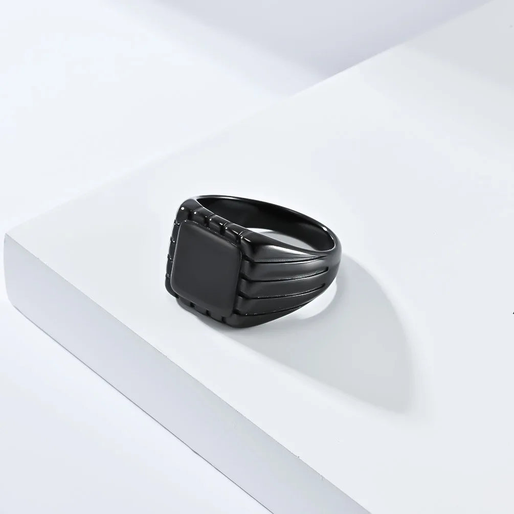 Chevalière pavé rainuré en acier inoxydable plaqué titane noir vue de côté.