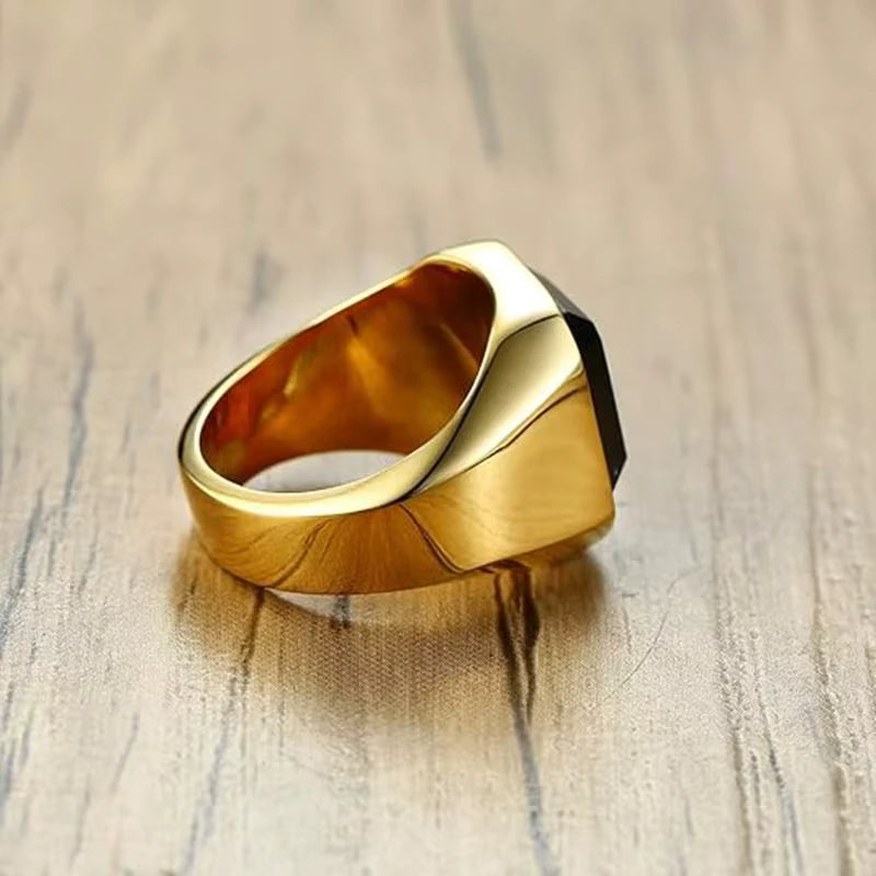 Chevalière polie en acier inoxydable plaqué or jaune vue de côté.