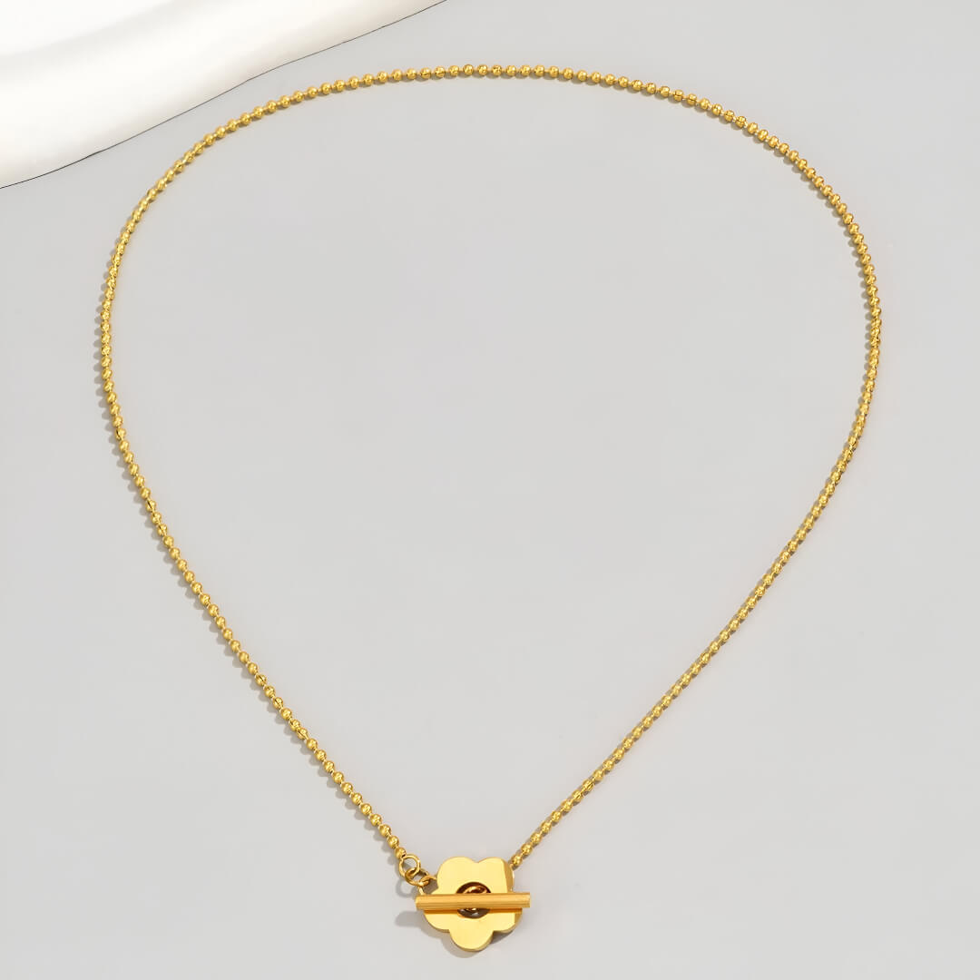 Collier choker fleur de marguerite en acier inoxydable plaqué or jaune vue de face.