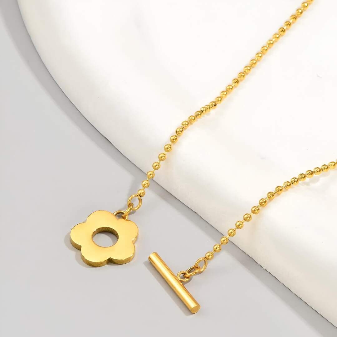 Collier choker fleur de marguerite en acier inoxydable plaqué or jaune vue du fermoir.