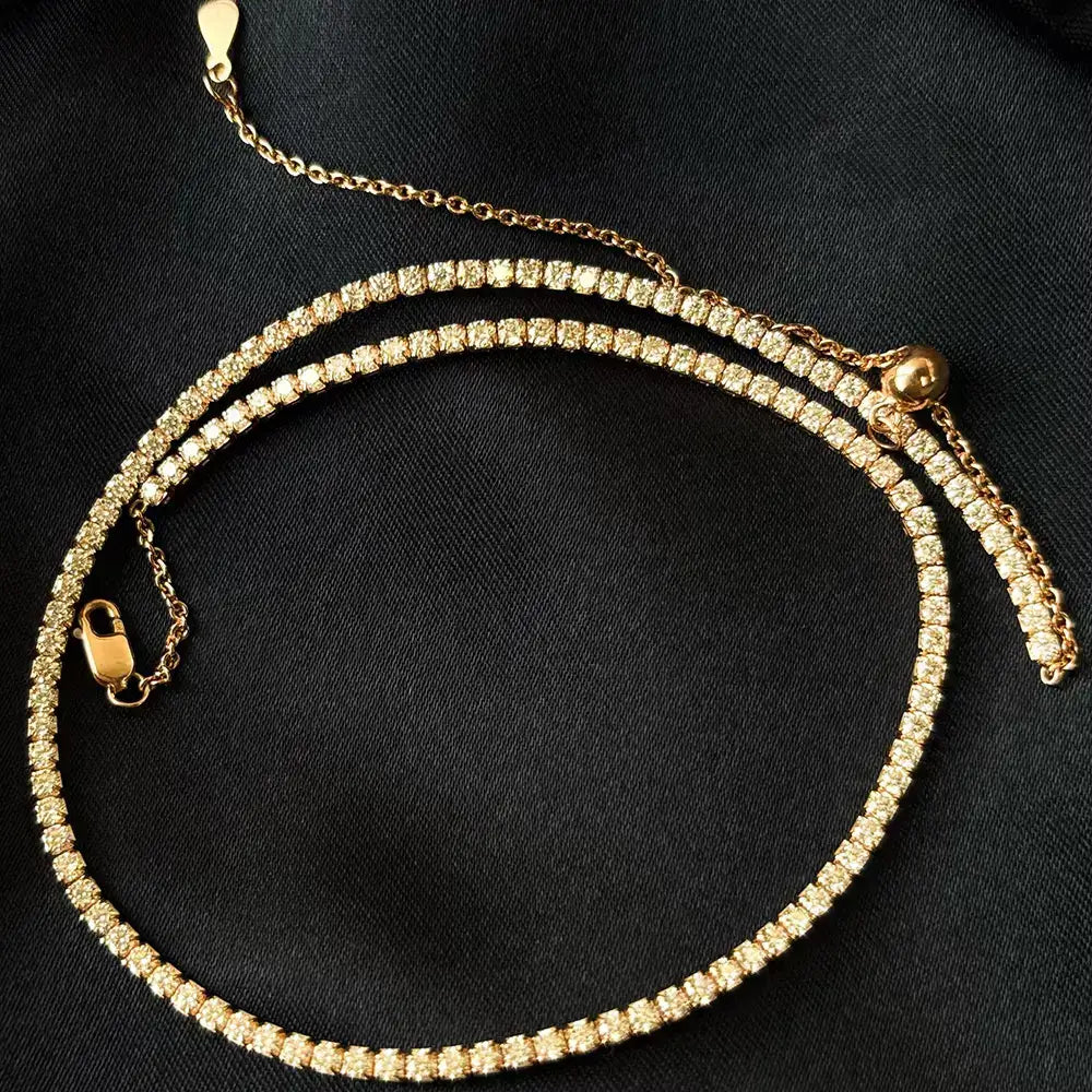 Collier chaîne courte pavé en argent 925 plaqué or jaune chaleureux et diamants vue du dessus.