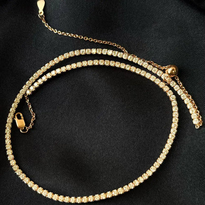 Collier chaîne courte pavé en argent 925 plaqué or jaune chaleureux et diamants vue du dessus.