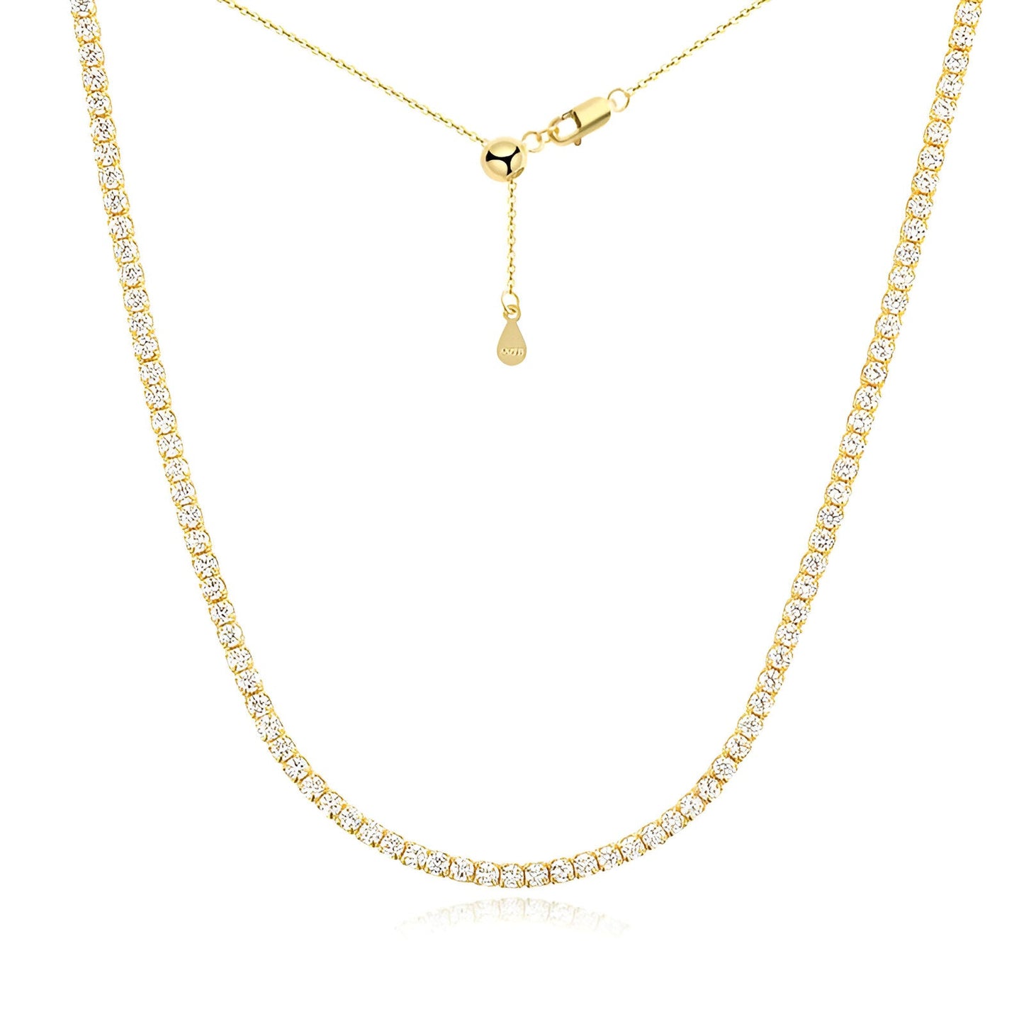 Collier chaîne courte pavé en argent 925 plaqué or jaune et diamants sur fond blanc.