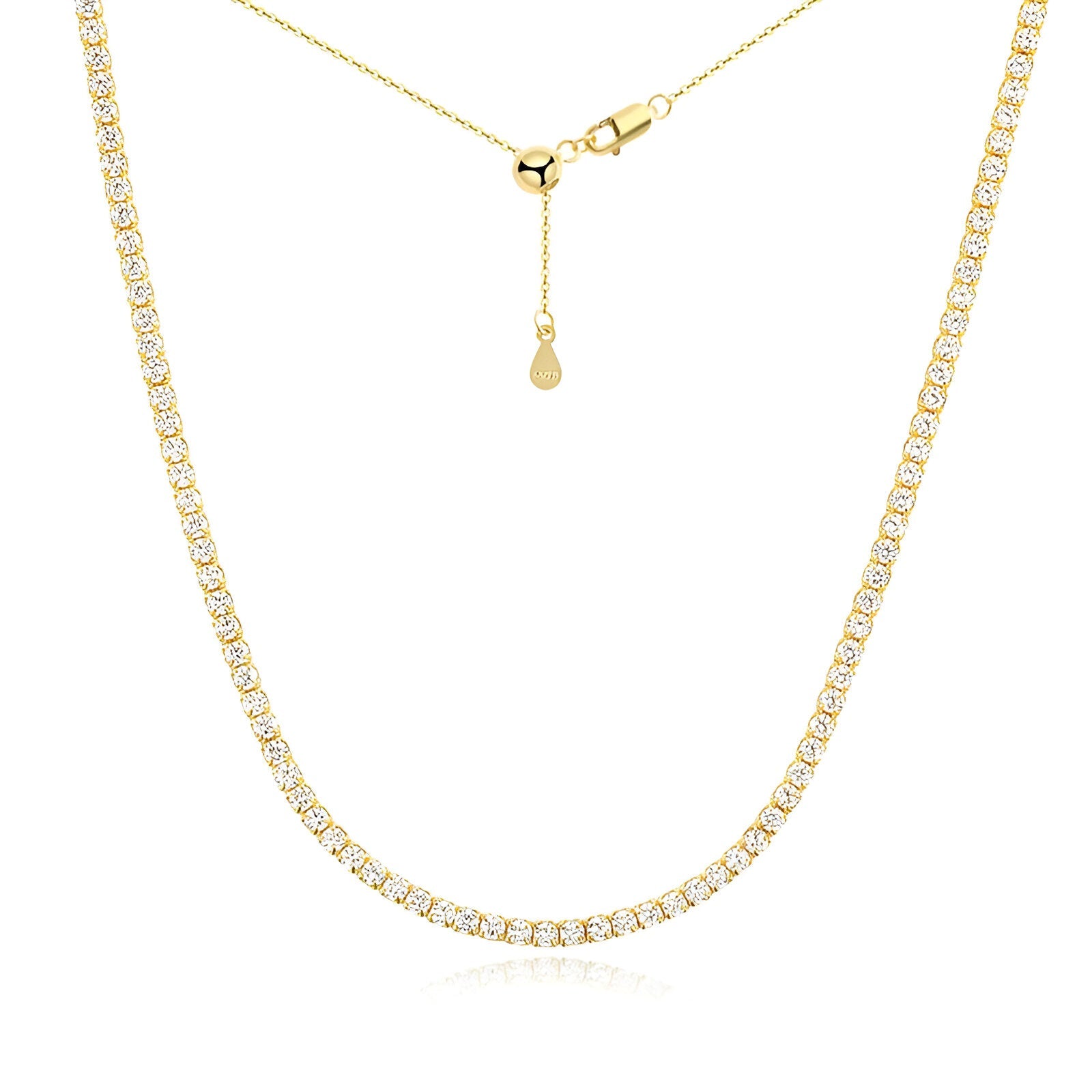 Collier chaîne courte pavé en argent 925 plaqué or jaune et diamants sur fond blanc.