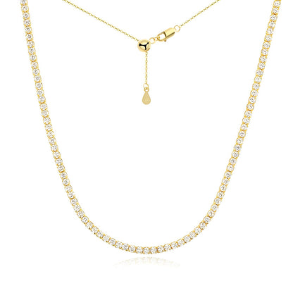 Collier chaîne courte pavé en argent 925 plaqué or jaune et diamants sur fond blanc.