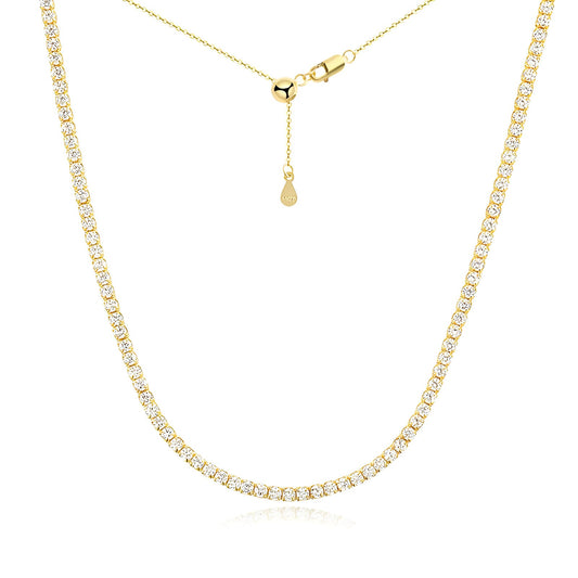 Collier chaîne courte pavé en argent 925 plaqué or jaune et diamants sur fond blanc.