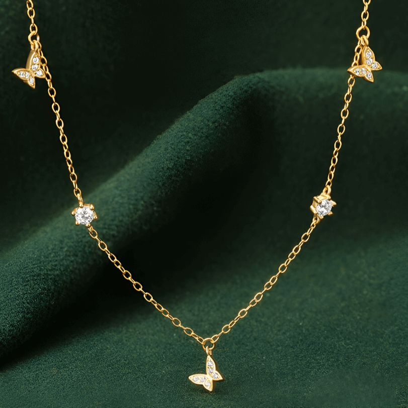 Collier chaîne dorée papillons en argent 925 plaqué or jaune et diamants étincelants vue de face.