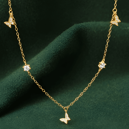 Collier chaîne dorée papillons en argent 925 plaqué or jaune et diamants étincelants vue de face.