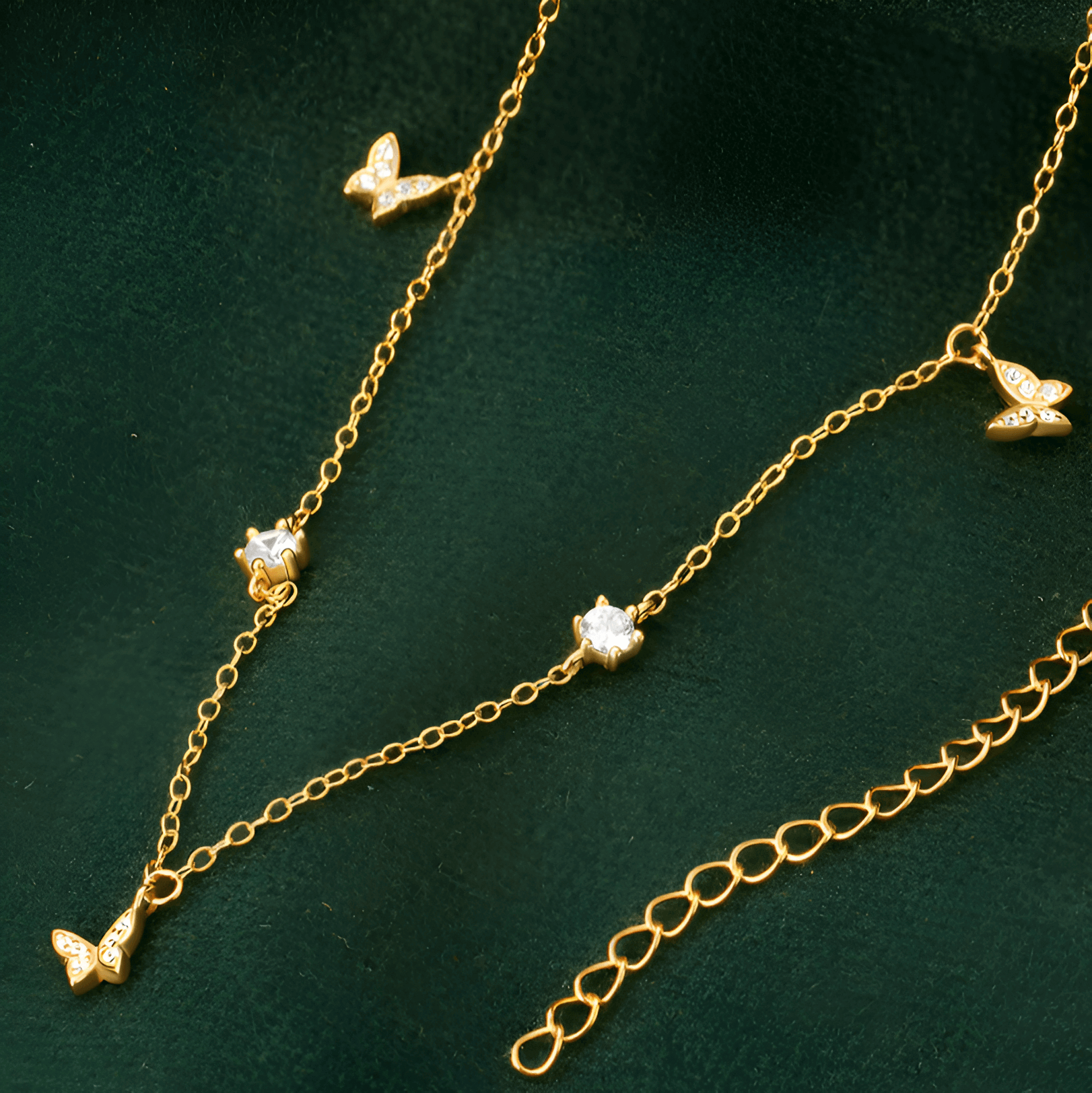 Collier chaîne dorée papillons en argent 925 plaqué or jaune lumineux et diamants à plat.