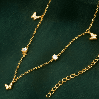 Collier chaîne dorée papillons en argent 925 plaqué or jaune lumineux et diamants à plat.