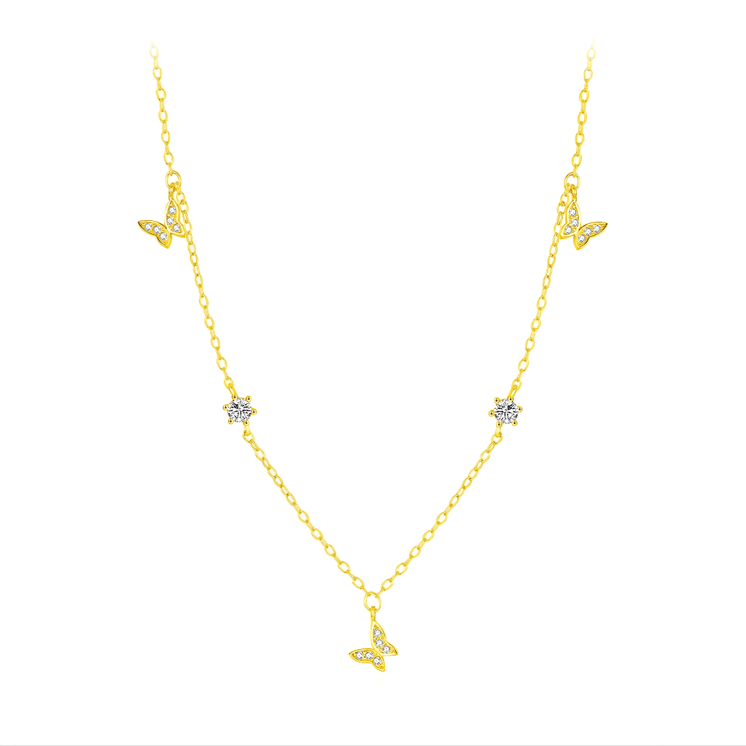 Collier chaîne dorée papillons en argent 925 plaqué or jaune et diamants sur fond blanc.