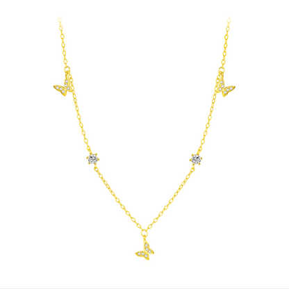 Collier chaîne dorée papillons en argent 925 plaqué or jaune et diamants sur fond blanc.