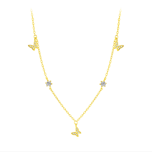 Collier chaîne dorée papillons en argent 925 plaqué or jaune et diamants sur fond blanc.