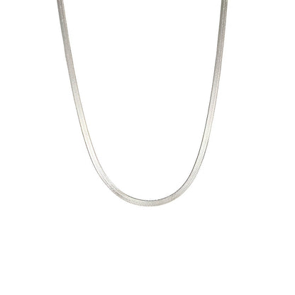 Collier à chaîne en acier inoxydable sur fond blanc.