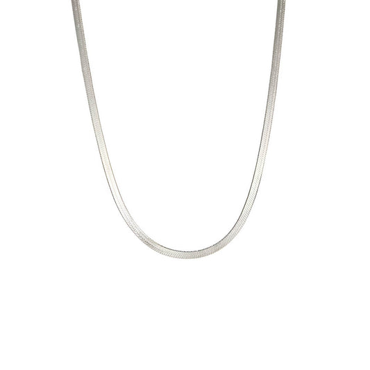 Collier à chaîne en acier inoxydable sur fond blanc.