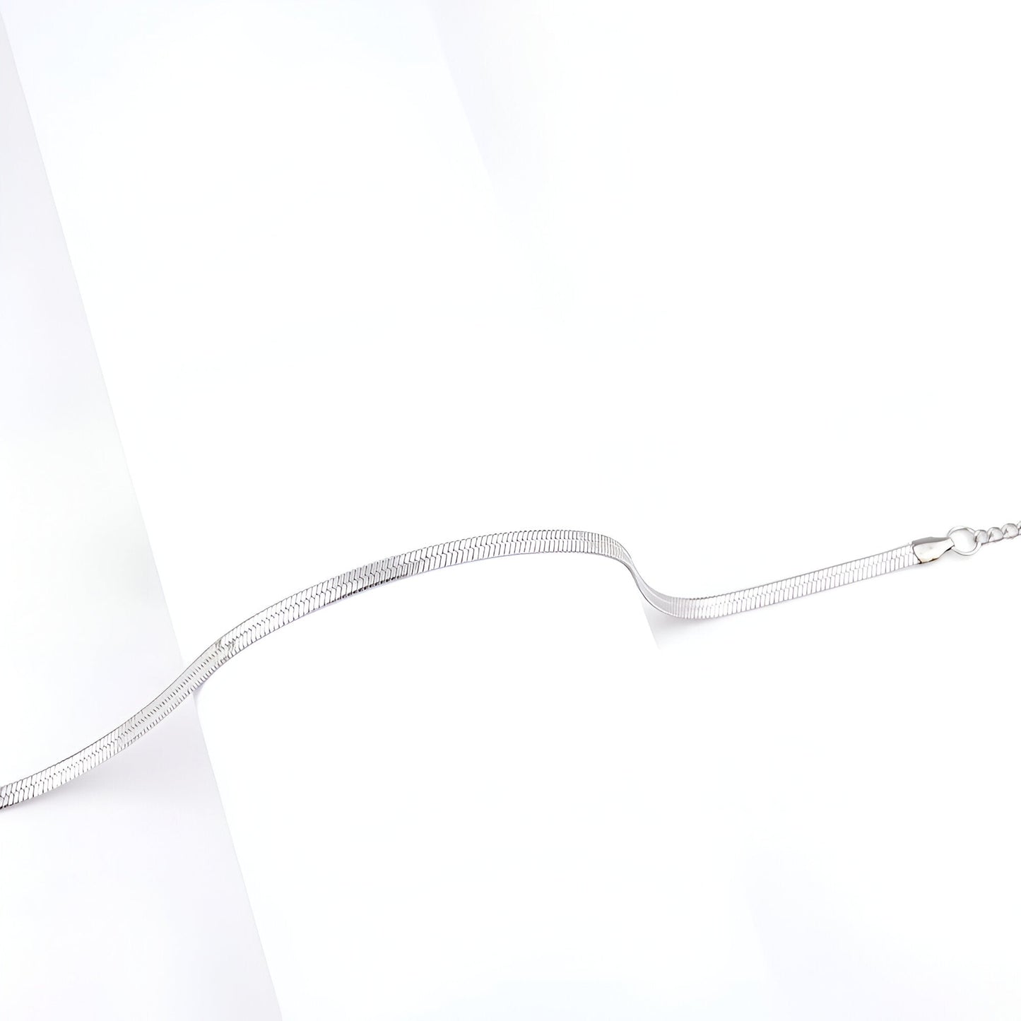 Collier chaîne serpent Odélia en acier inoxydable posé vue de côté.
